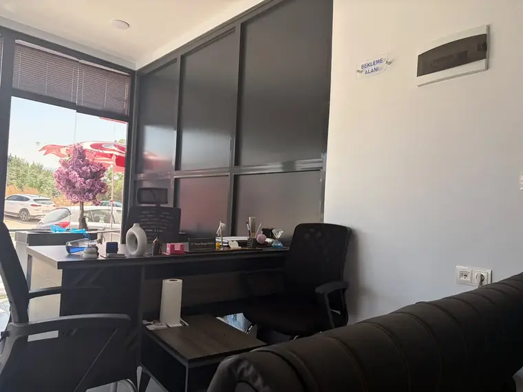 Kliniğin pencereli bekleme alanı