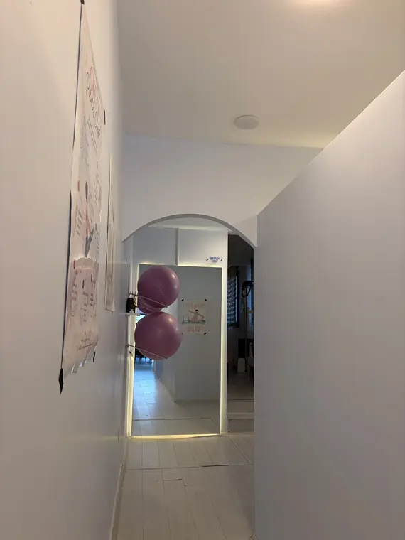 Kliniğin kemerli koridoru