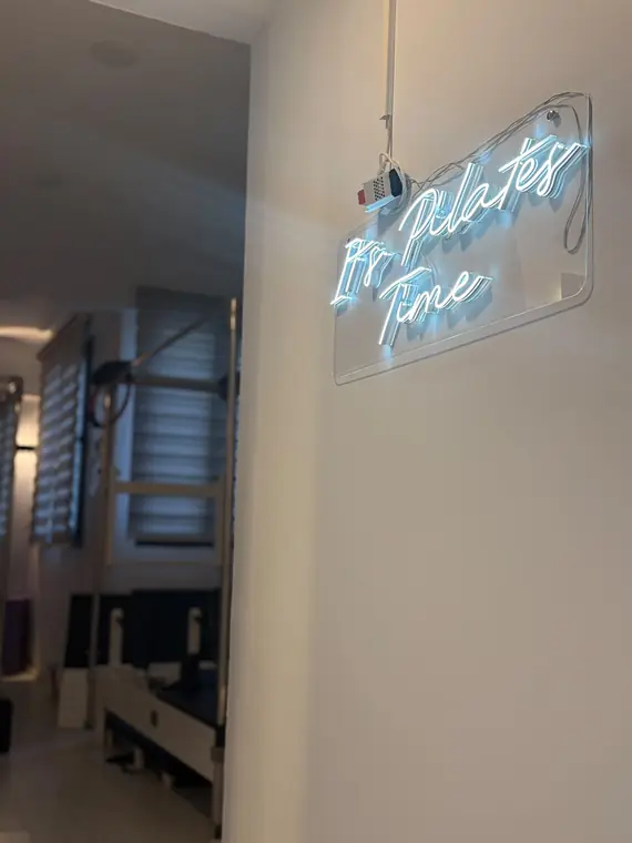 Mavi neon tabela ve stüdyo girişi
