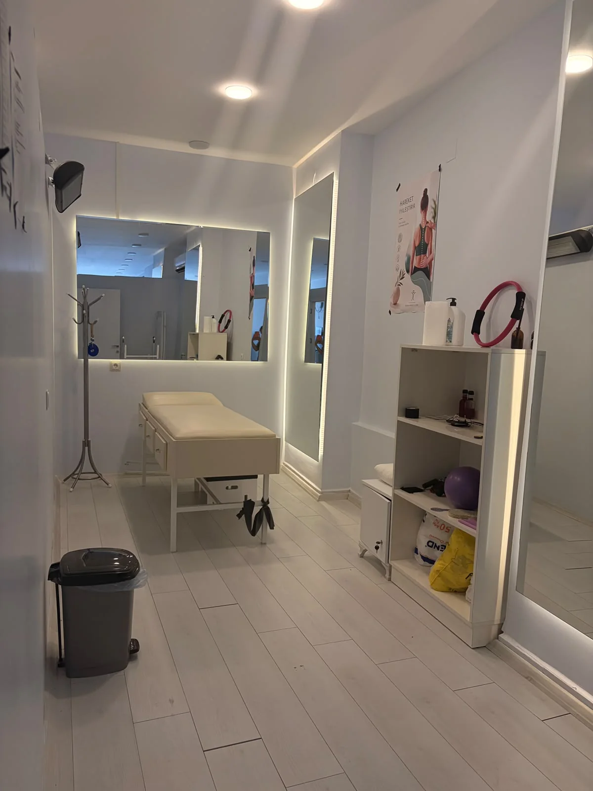 Kliniğin fizik tedavi odası